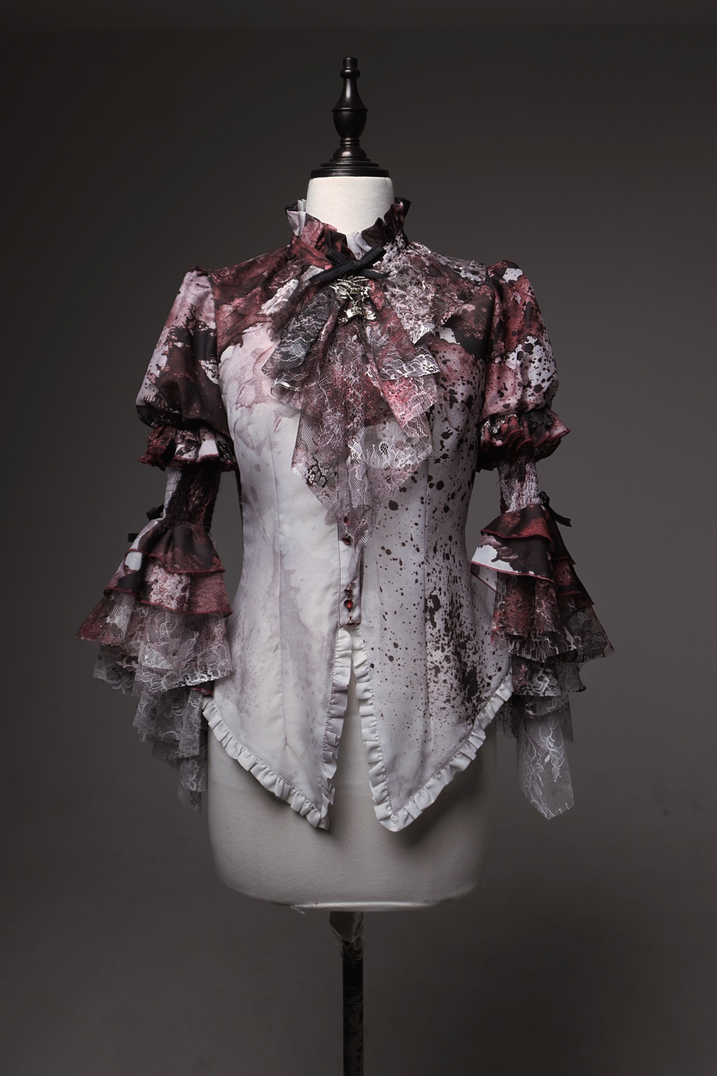 【12月10日予約締切】Bloodstainedプリントフリルスタンドカラー姫袖シャツ