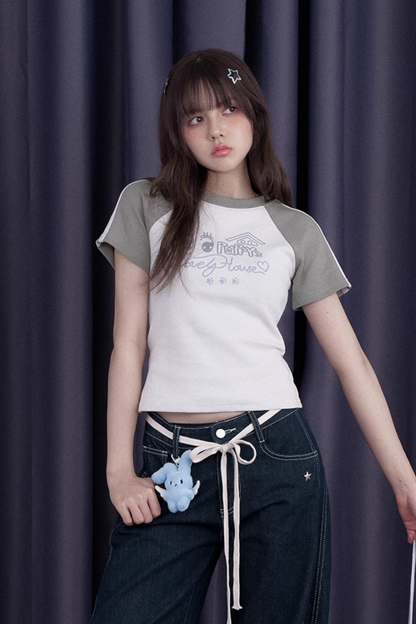 T-shirt bicolore versatile con cucciolo