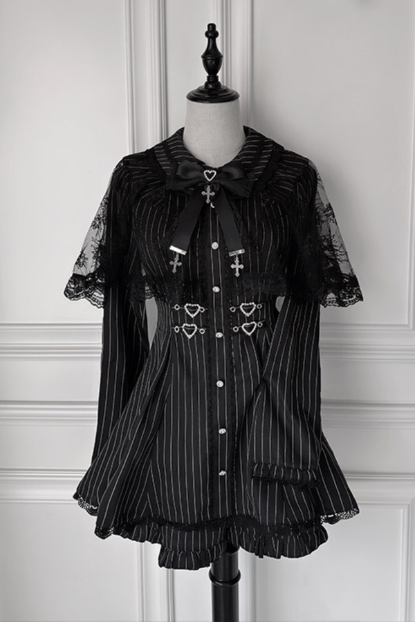 レースケープドレス+ショートパンツ