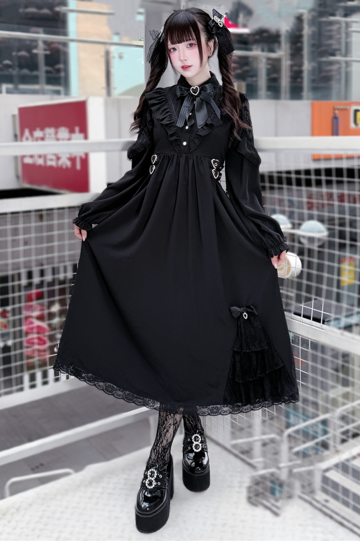 Elegantes langes dunkles schwarzes Kleid