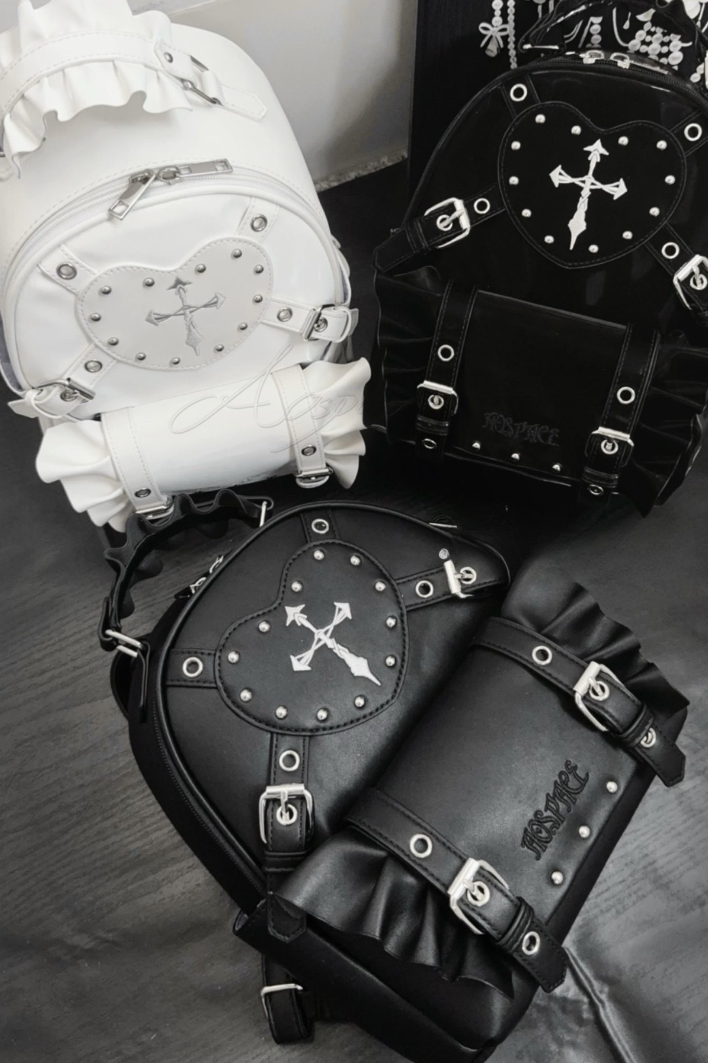 ダーククロスフリルリュック