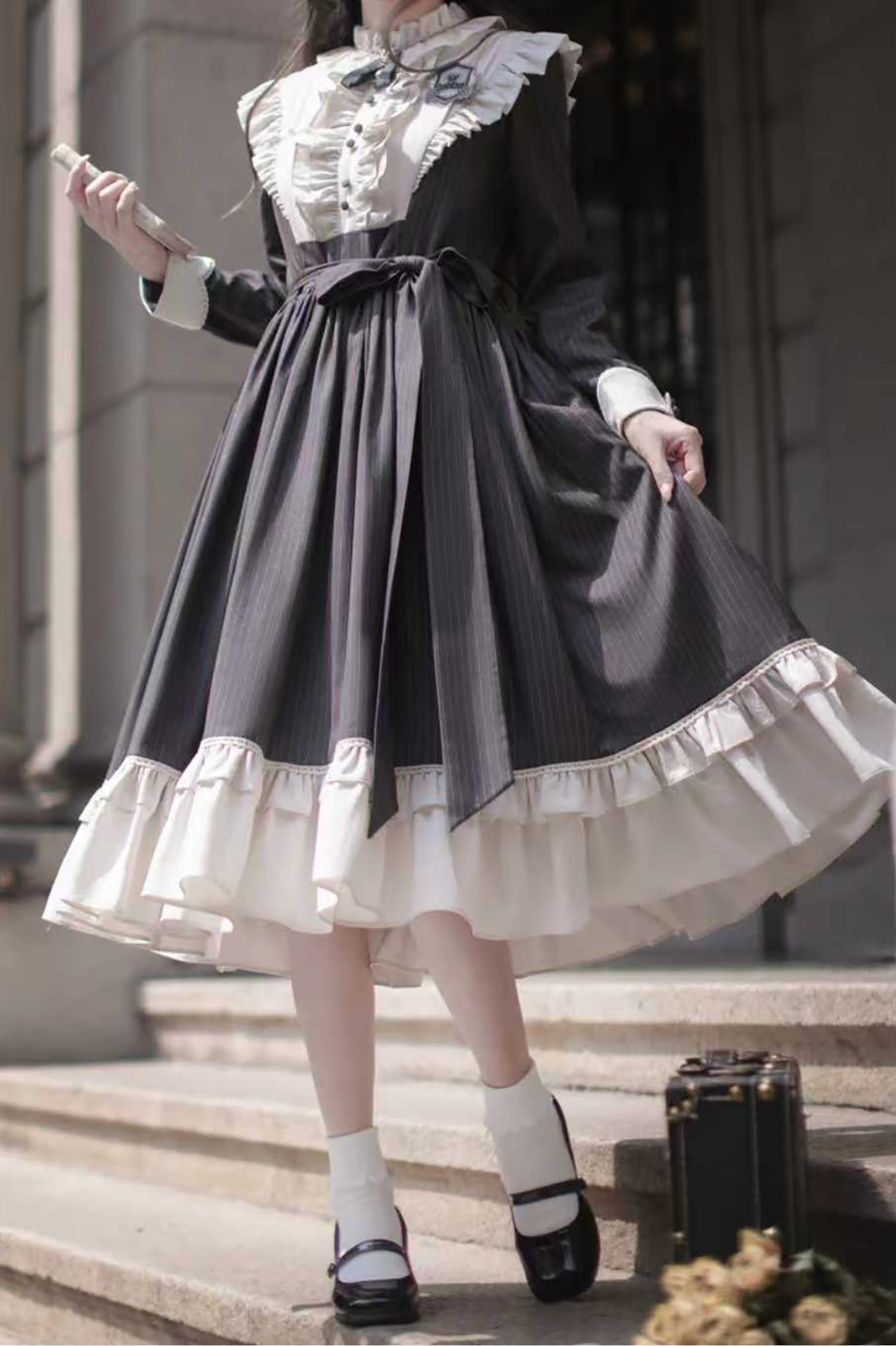 エレガントクラドレス+ケープ+蝶ネクタイ+ベレー帽+バッジ