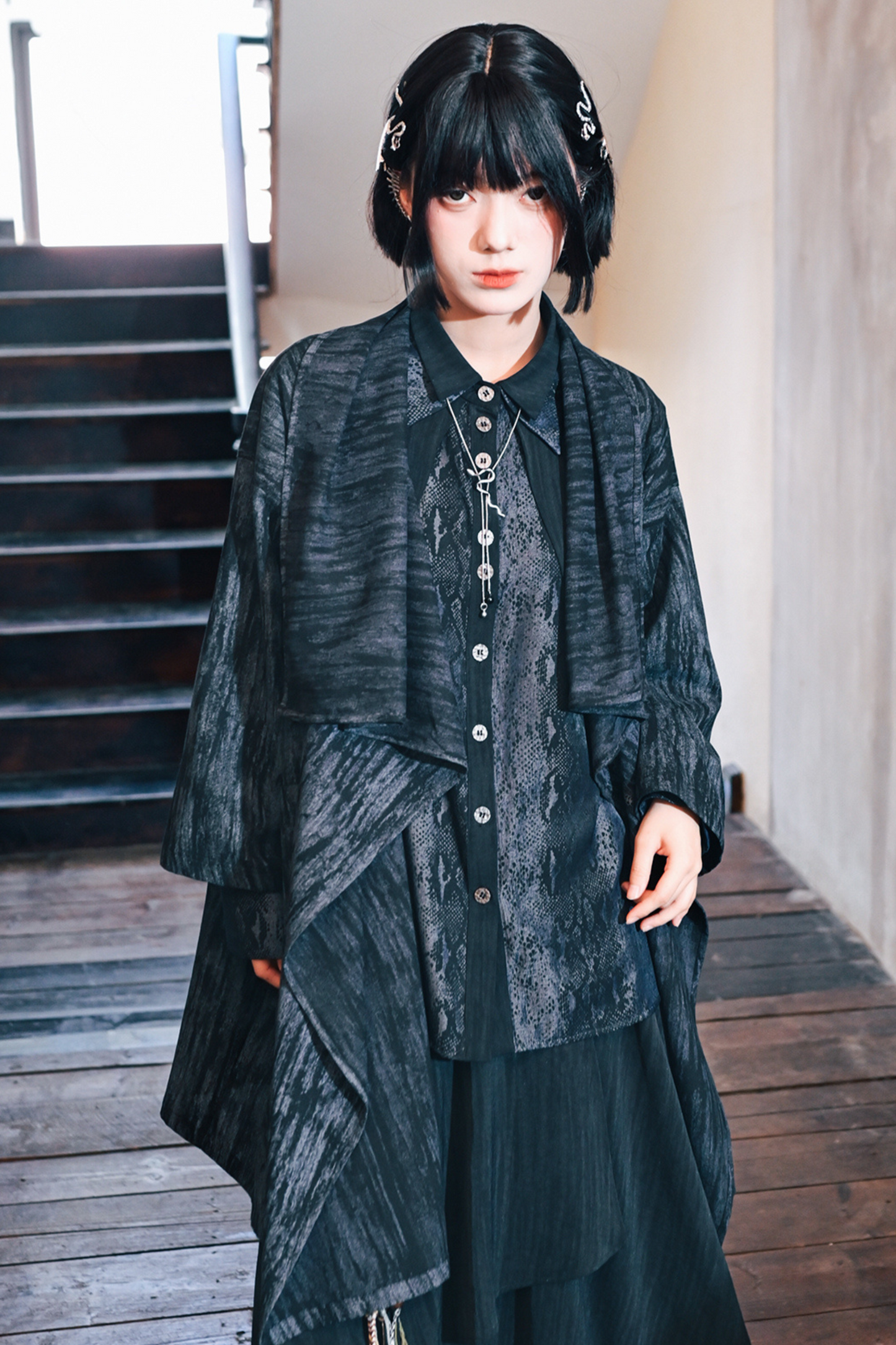 スケールシックケープトップス