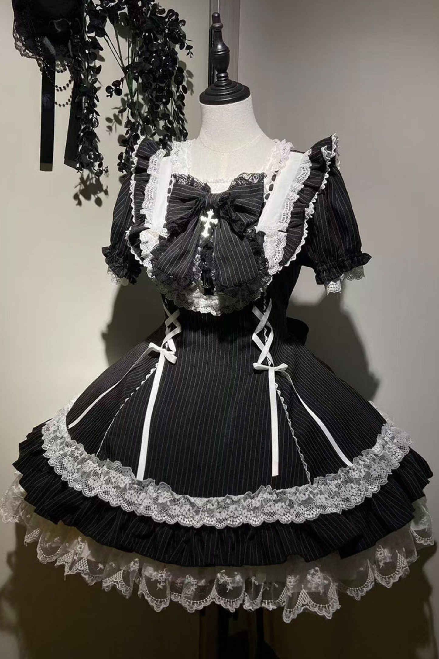 ダークレースアップストライプドロリータドレス+ラビットハット+スリーブ