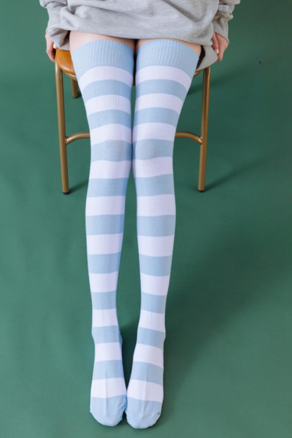ブルーアンドホワイトストライプドサイハイソックス