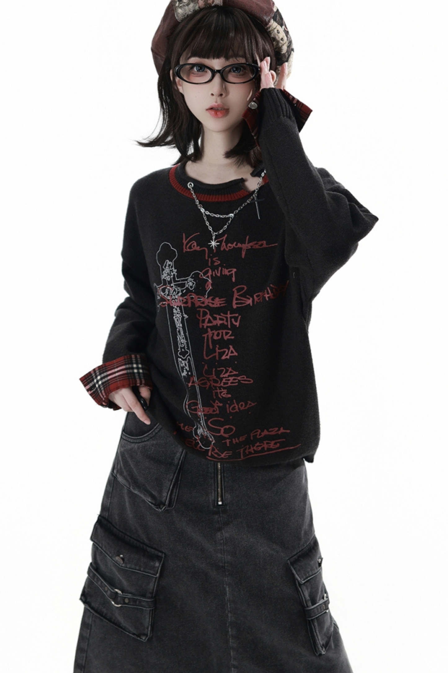 ダークトップス+デニムスカート+チェックウエストアクセサリー