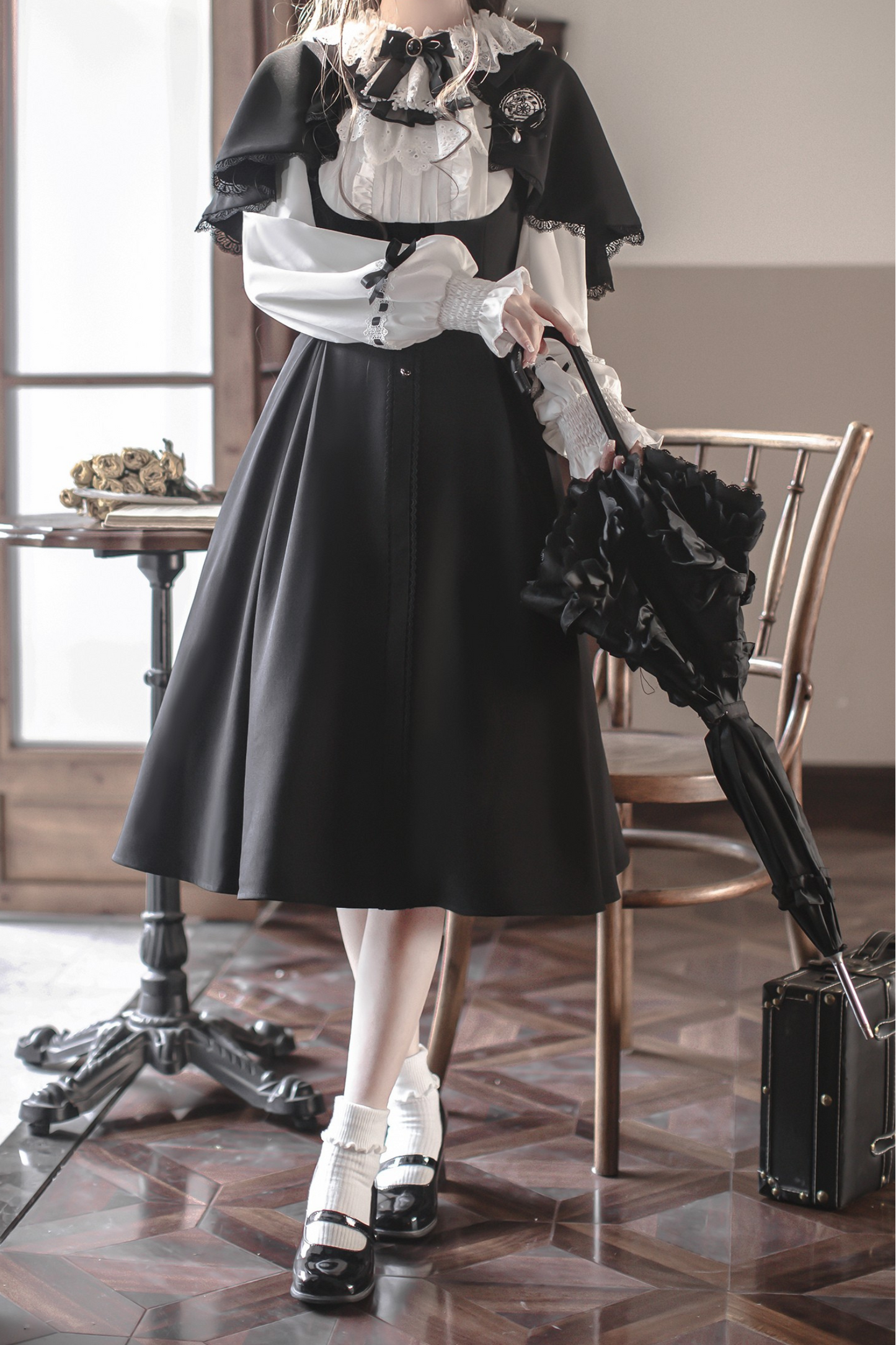 エレガントクラドレス+ケープ+ベレー帽+バッジ