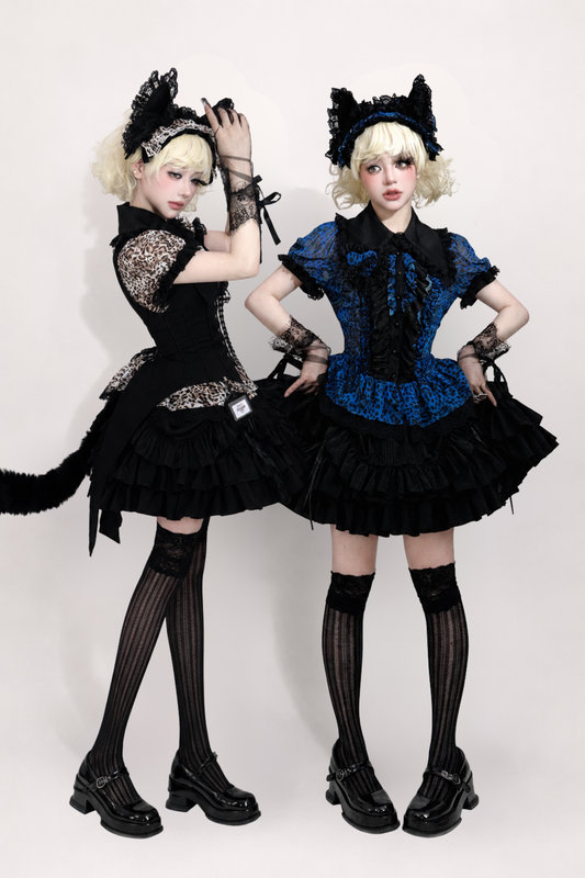【6月8日予約締切】ブルー/ホワイトレオパードキャットゴシックフリルリボンシアーブラウス＋ブラックバックレースアップテールベスト＋ブラックプルアップティアードスカート