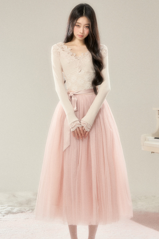 Edles Franzoesisches Spitzenoberteil + Tuell-Glockenrock