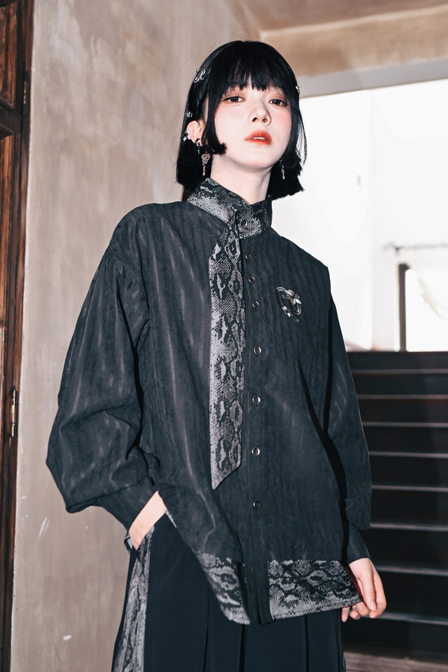 プライシングスネークプリントスカーフシャツ