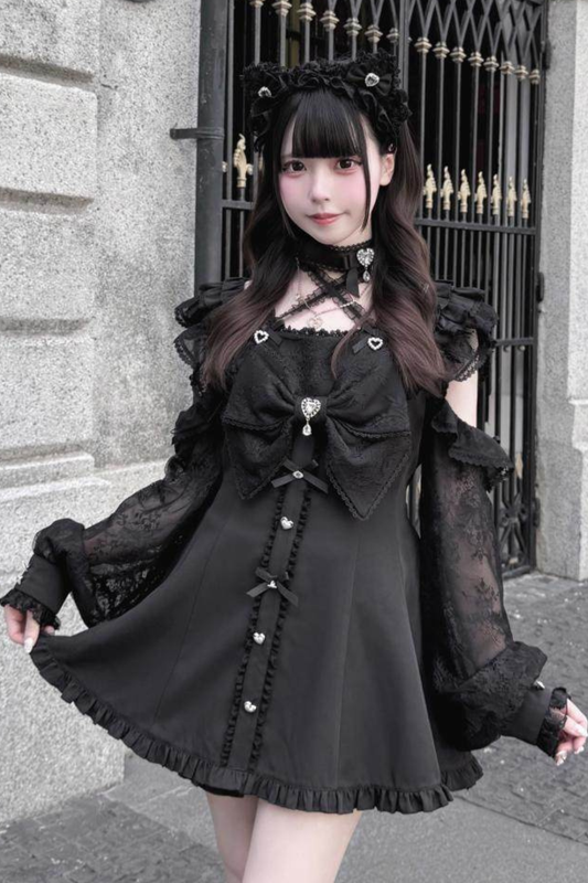 ダークオフショルダードレス+ショートパンツ+ネックレス