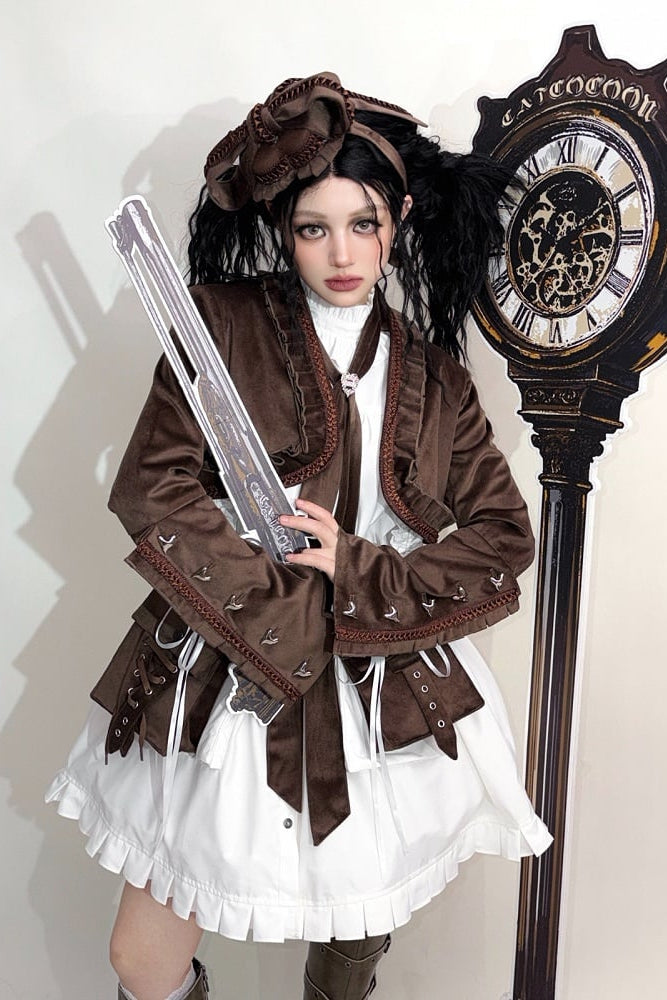 [Reservierungsschluss 6. November] Kurze Jacke im braunen Steampunk- und schwarzen Gothic-Mode-Stil aus Samt mit Rüschenbesatz, Herzmotiv und Manschettendekor