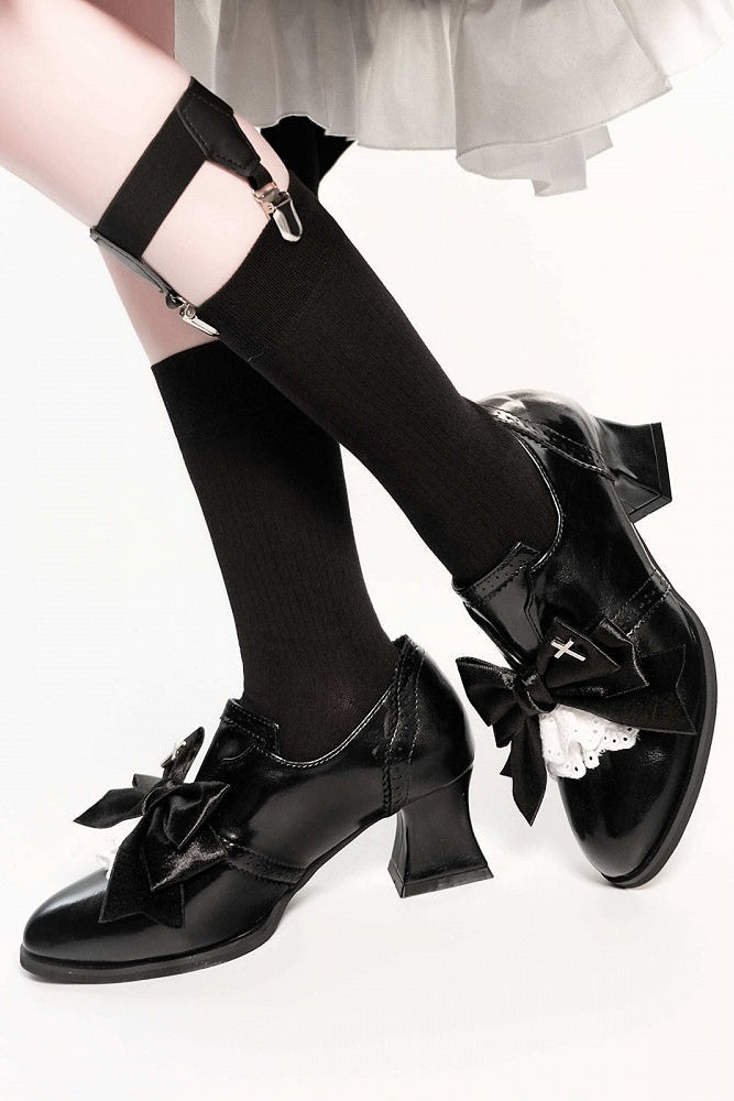 [Reservierungsschluss 25. Juli] Schwarze/dunkel-schwarze Wildleder-Schuhe im Dark-Gothic-Stil mit Kreuzmotiv, Schleife und Spitze