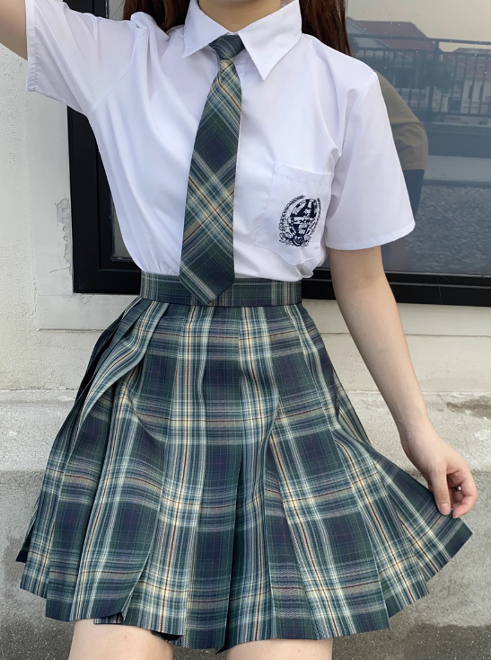 ネクタイ＋半袖ブラウス＋チェックプリーツスカート