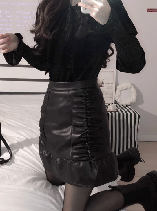 Faux leather gathered switching skirt