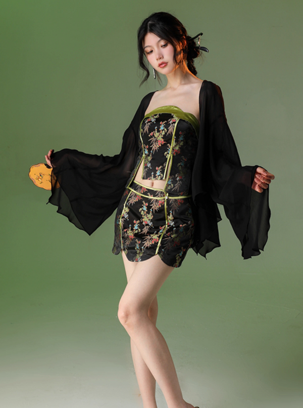 Sheer voluminous short shawl