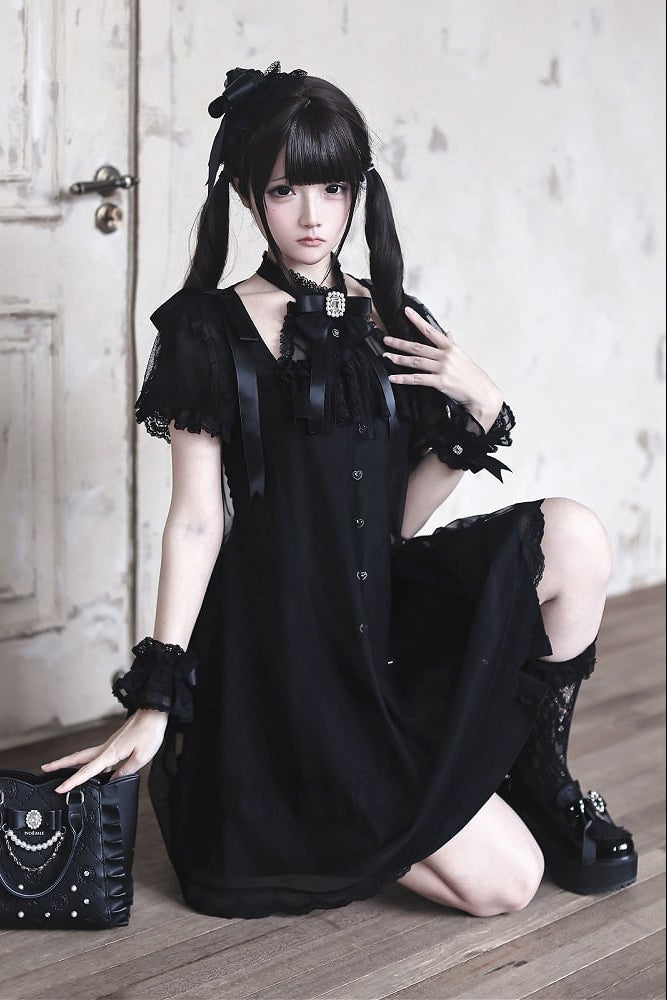 [Reservierungsschluss am 15. Juli] Schwarzes Gothic-Tüllkleid im Lagenlook mit Schmuckschleife + Rosenkreuz-Haarspange + Handgelenkmanschetten