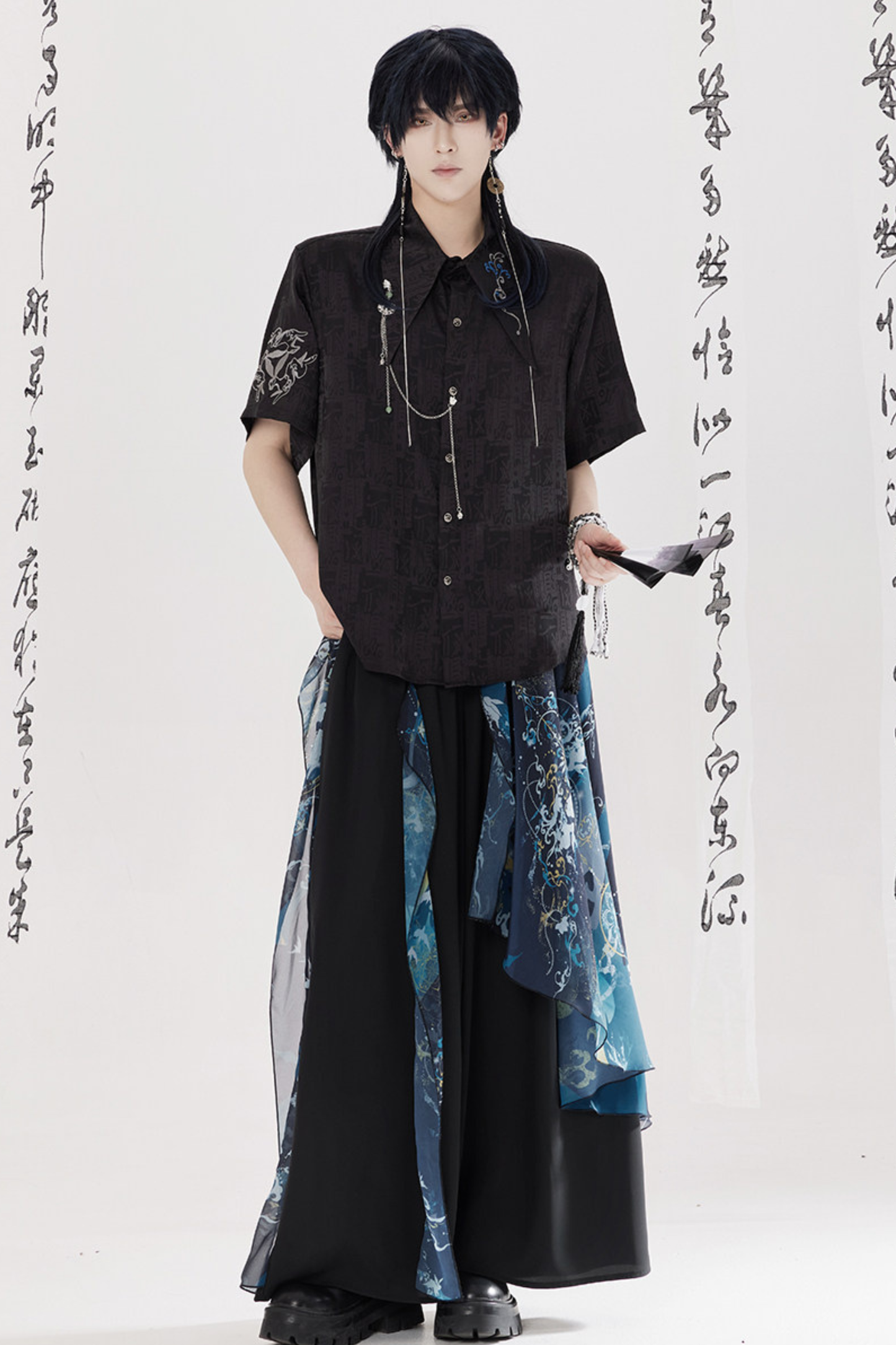 ダークチャイナシャツ+ワイドレッグパンツ+チェーン+ベルト