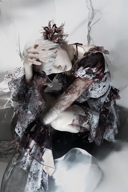 【12月10日予約締切】Bloodstainedスクエアホルターネックフレアスリーブトップス