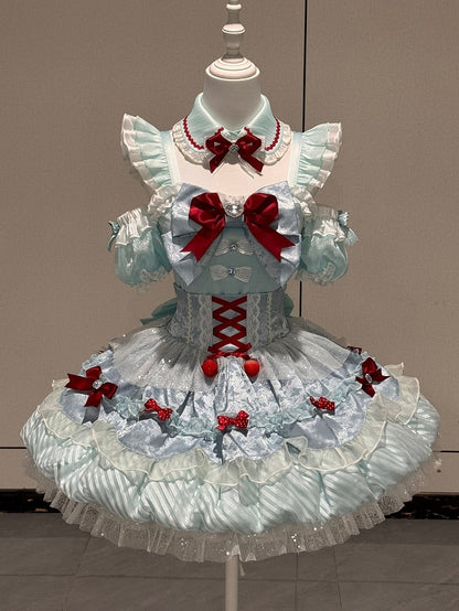 【7月10日予約締切】ミントブルー×レッドリボンアイドルロリータフリルショルダーパフスリーブトップス＋ティアードスカートドレスセットアップ（フェイクカラー付き）