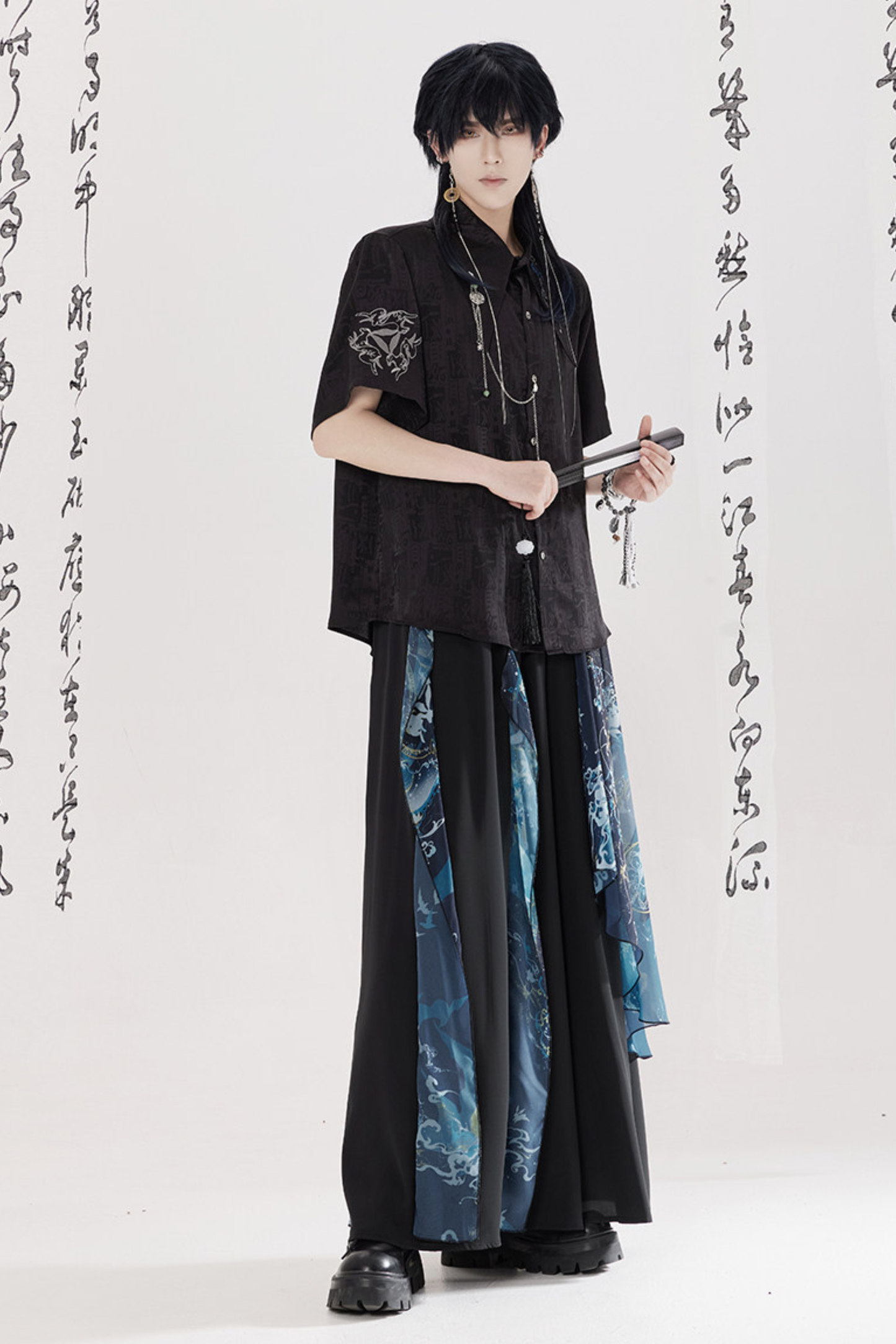 ダークチャイナシャツ+ワイドレッグパンツ+チェーン+ベルト