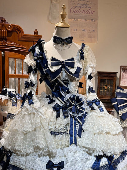 [Date limite de précommande : 9/28] Robe lolita princesse classique élégante royale blanc x bleu à nœud en dentelle et volants + ensemble complet (ras-de-cou/chapeau à voile/manches princesse [manches amovibles] /ceinture ruban/traîne à nœud au dos)