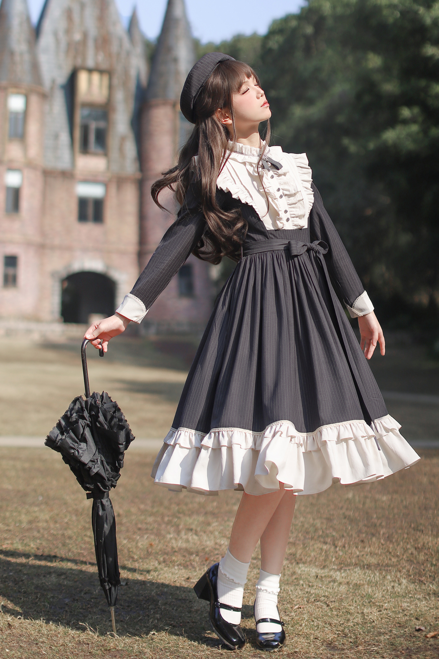 エレガントクラドレス+ケープ+蝶ネクタイ+ベレー帽+バッジ