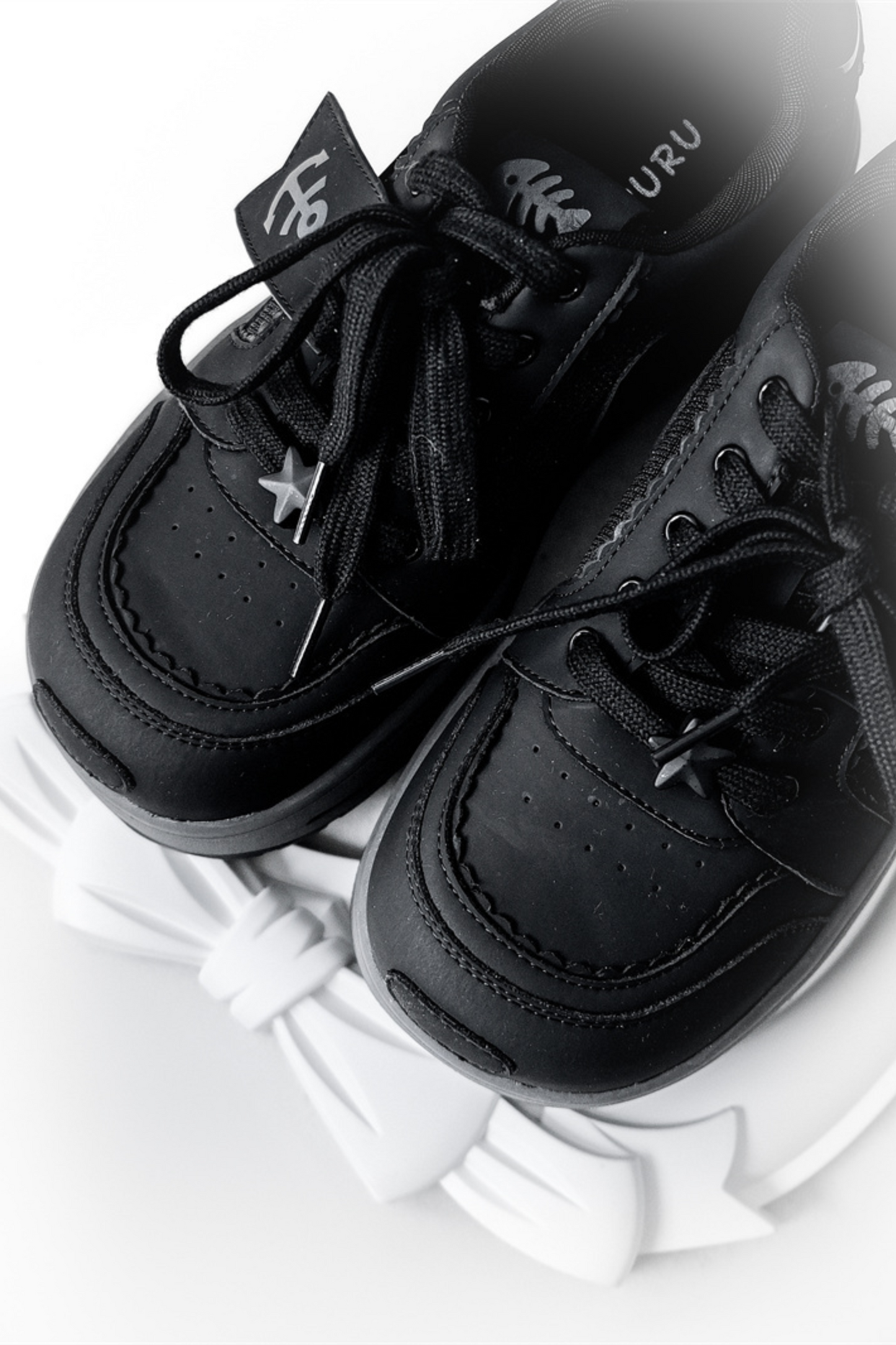 タグデザイン厚底シューズ