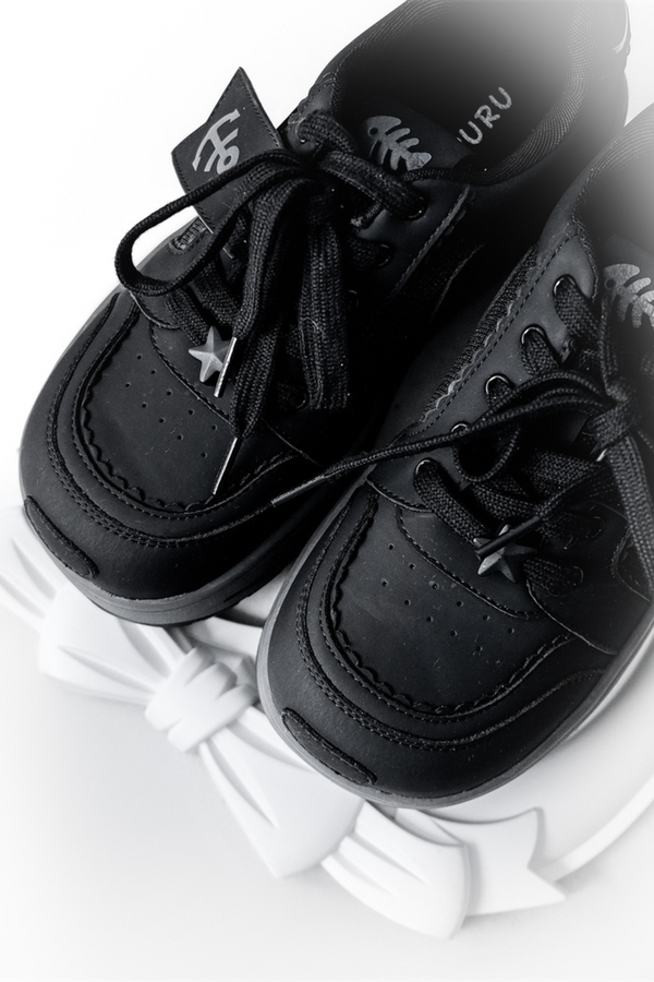 タグデザイン厚底シューズ