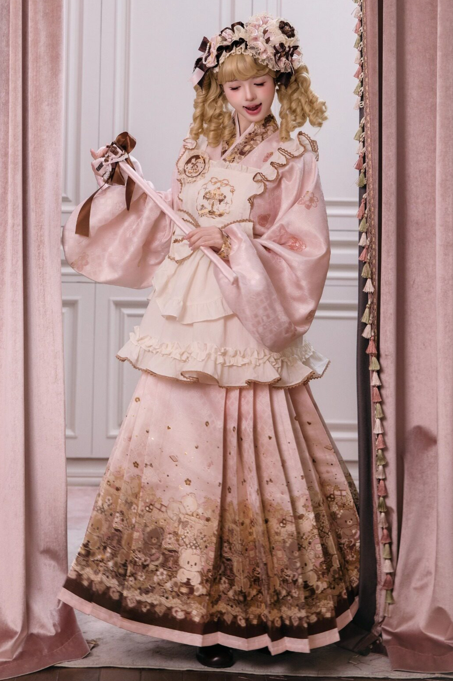 Kleines Bär-Dessert-Haus Kleid + Rock + Schürze + Brosche + Überrock