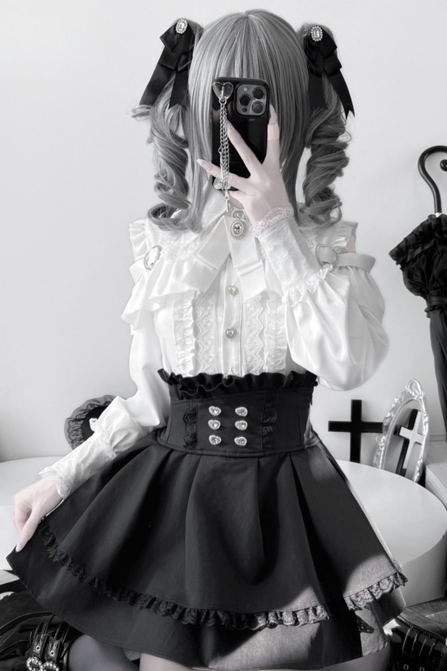 [Deadline for reservations: October 15] Open Shoulder Heart Leather Strap Ruffle Ribbon Shirt