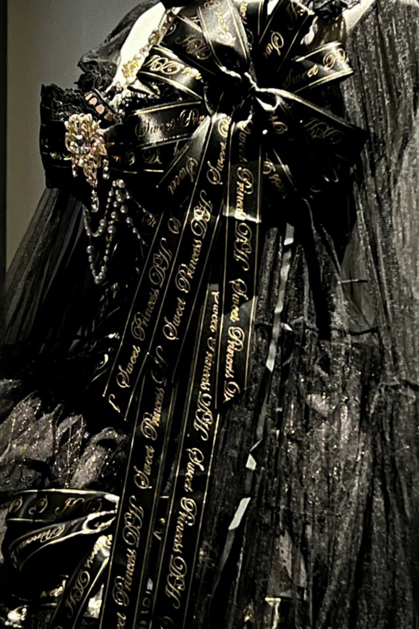 ゴールデンゴシックドレス+チョーカー+スリーブ+バッジ