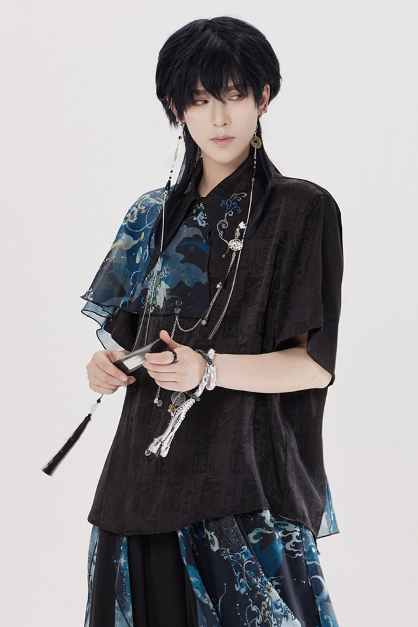 ダークチャイナシャツ+ワイドレッグパンツ+チェーン+ベルト