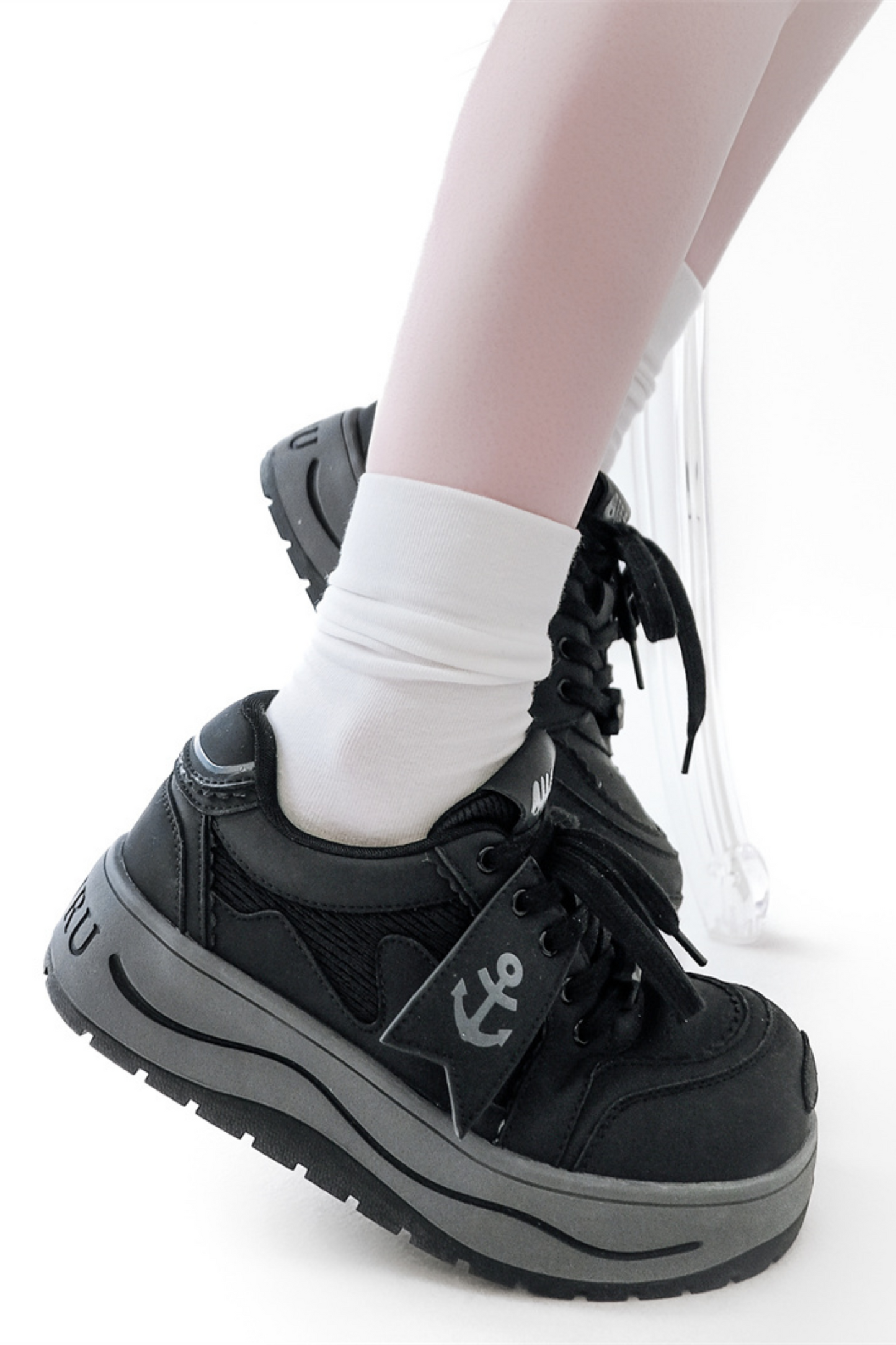 タグデザイン厚底シューズ