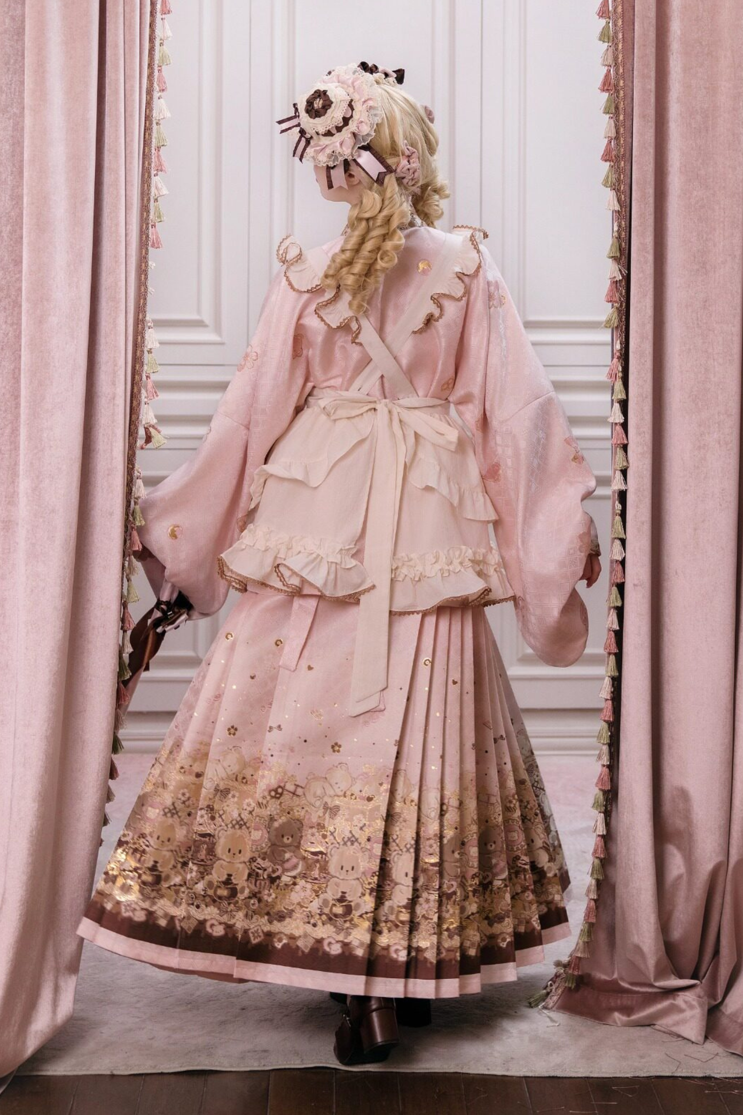 Kleines Bär-Dessert-Haus Kleid + Rock + Schürze + Brosche + Überrock