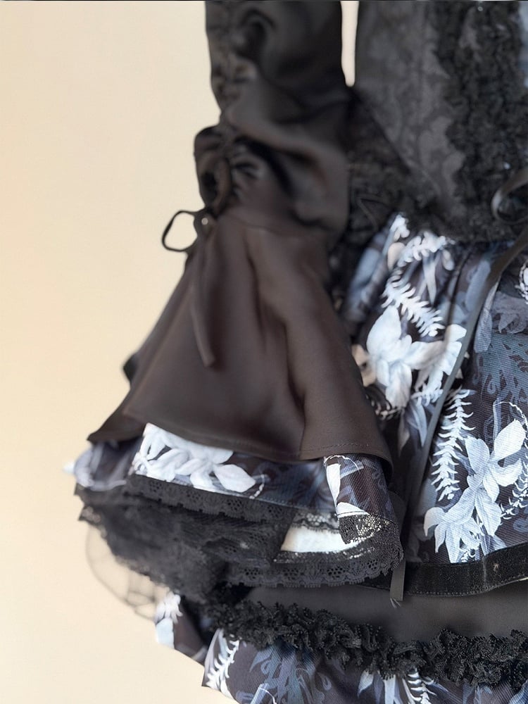 [Précommande jusqu'au 13 mai] Chemise à volants noire à fleurs gothique Bone Iris + jupe corset + accessoires