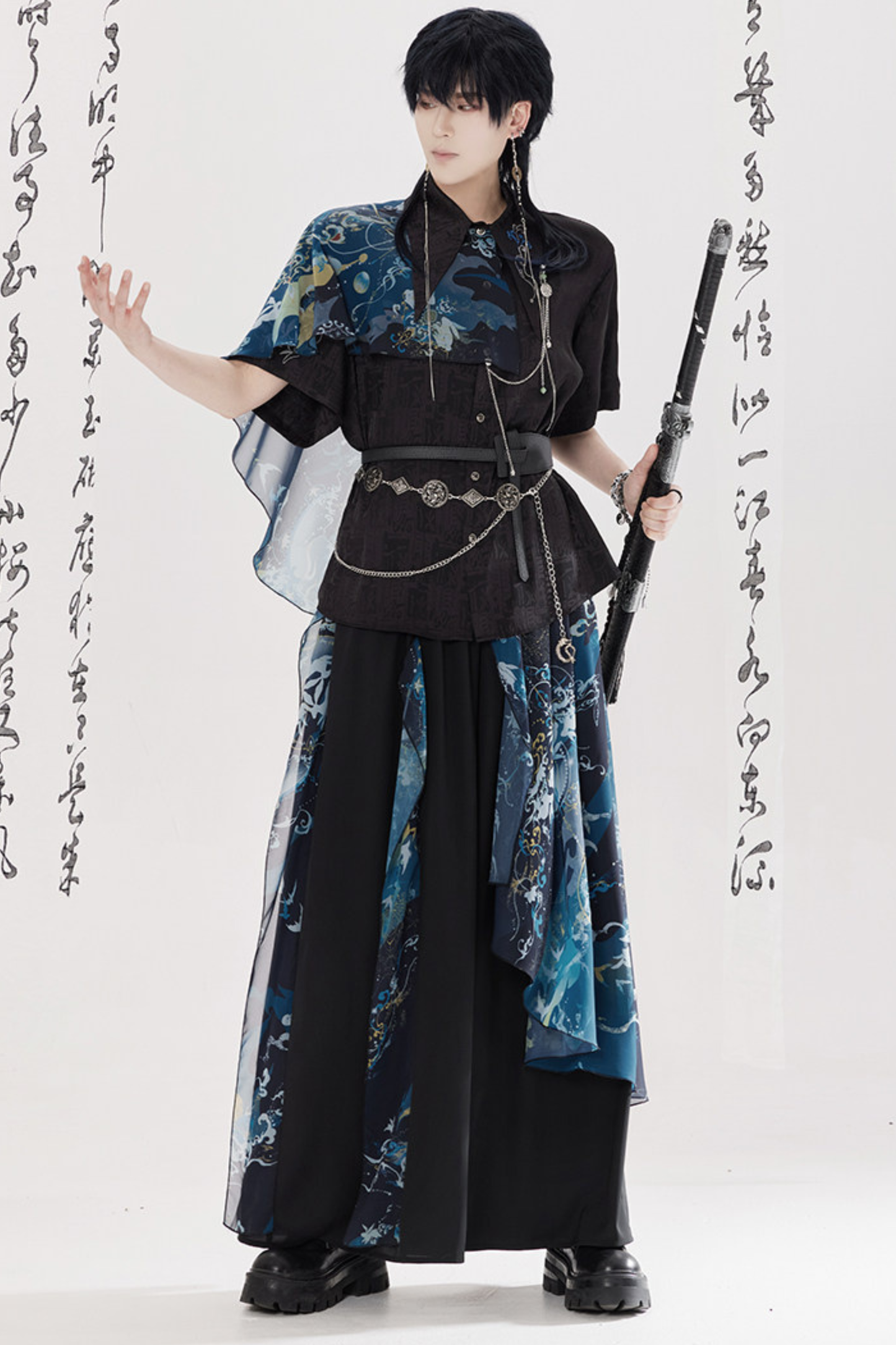 ダークチャイナシャツ+ワイドレッグパンツ+チェーン+ベルト