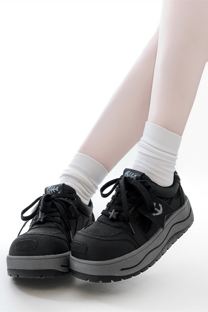 タグデザイン厚底シューズ