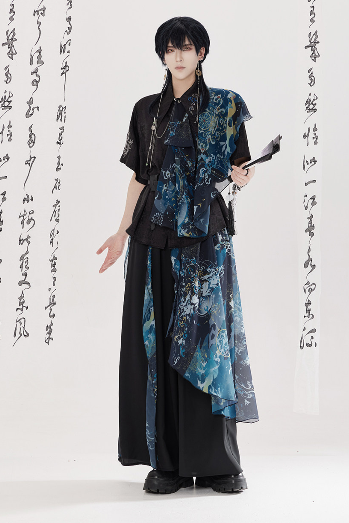 ダークチャイナシャツ+ワイドレッグパンツ+チェーン+ベルト