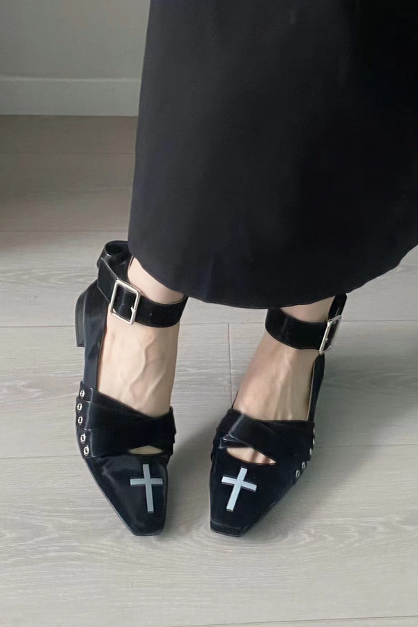 ゴシッククロスデザイン゙スクエアトゥヒール
