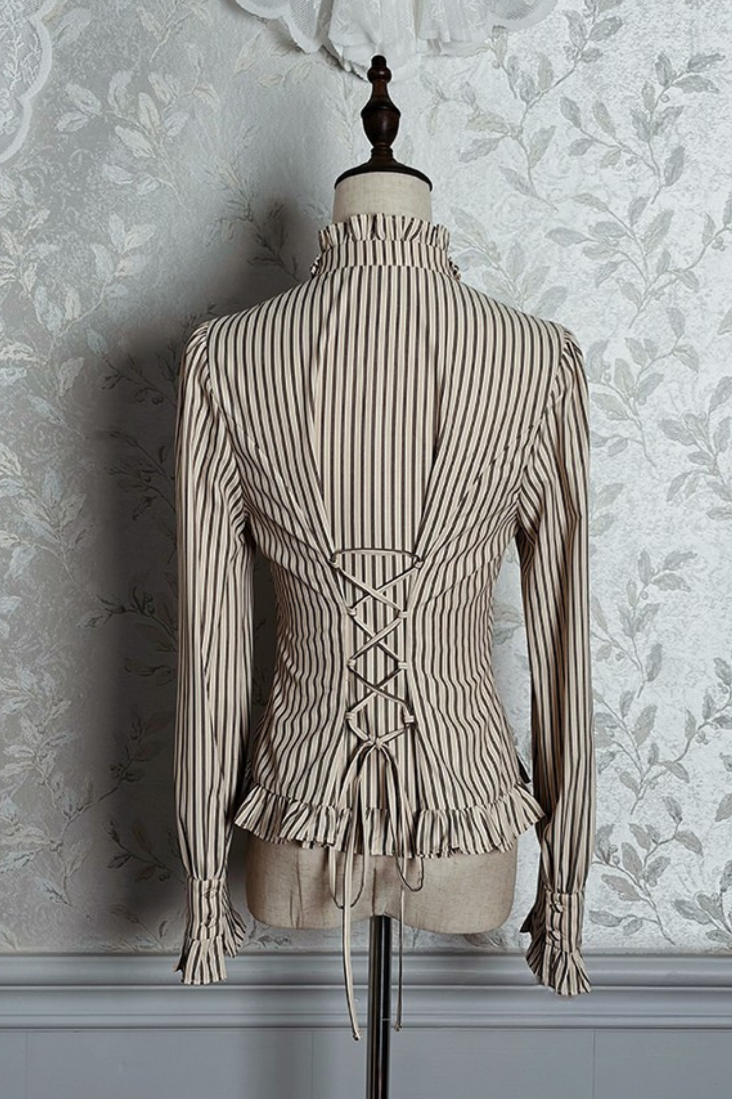 【12月23日予約締切】ビクトリアデュークエレガントクラシックフリルスタンドカラーリボンシャツ