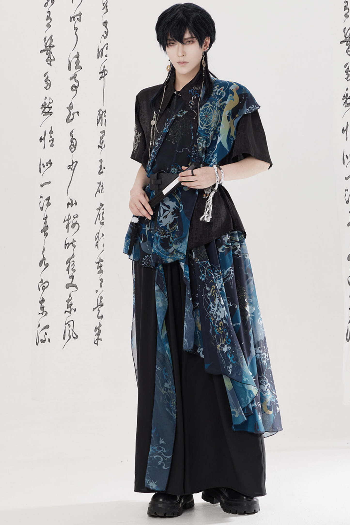 ダークチャイナシャツ+ワイドレッグパンツ+チェーン+ベルト