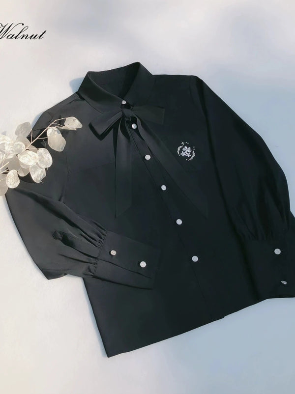 カレッジアプリコットトレンチコート＋メタルバッジ＋ブラックエンブロイダリーリボンシャツ＋プリーツスカート