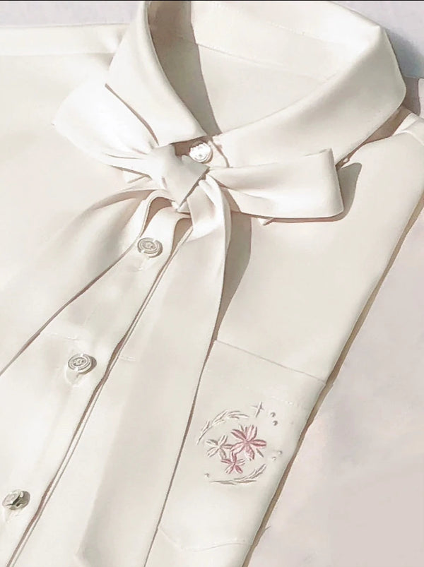 College black trench coat + metal badge + embroidered ribbon shirt + pleated skirt