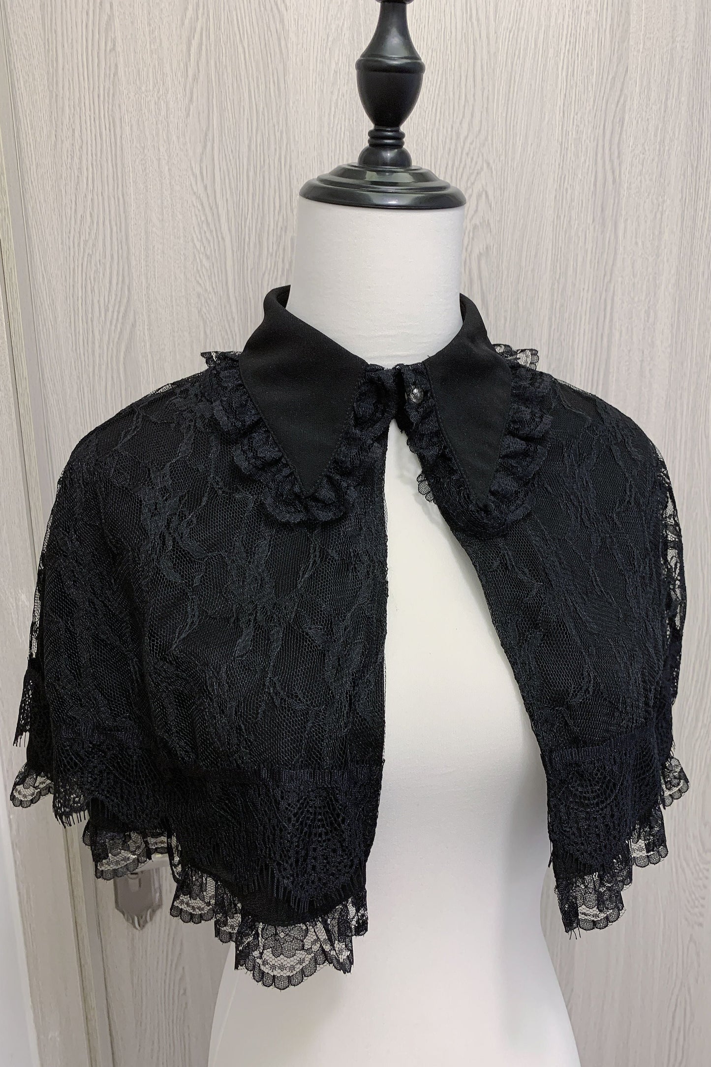 Mine lace gothic shortcape