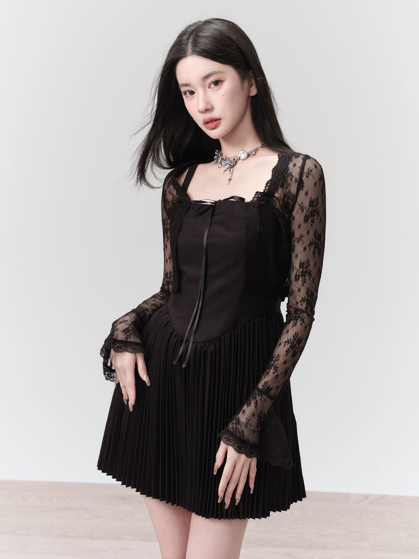 [现货] Fragile Shop 丝滑黑色巧妙法式甜美细条纹连衣裙早春约会套裙