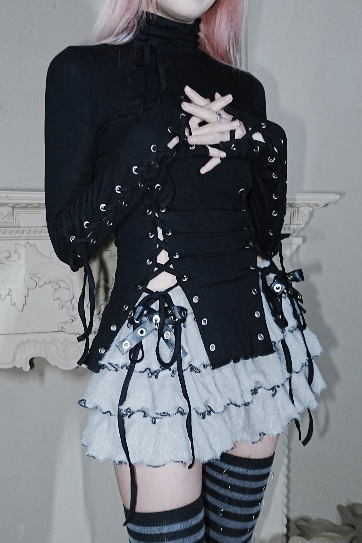 パンチングストラップスリットトップス