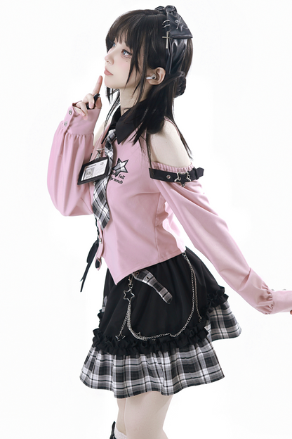 オフショルダーシャツ+チェックスカート+バッジ