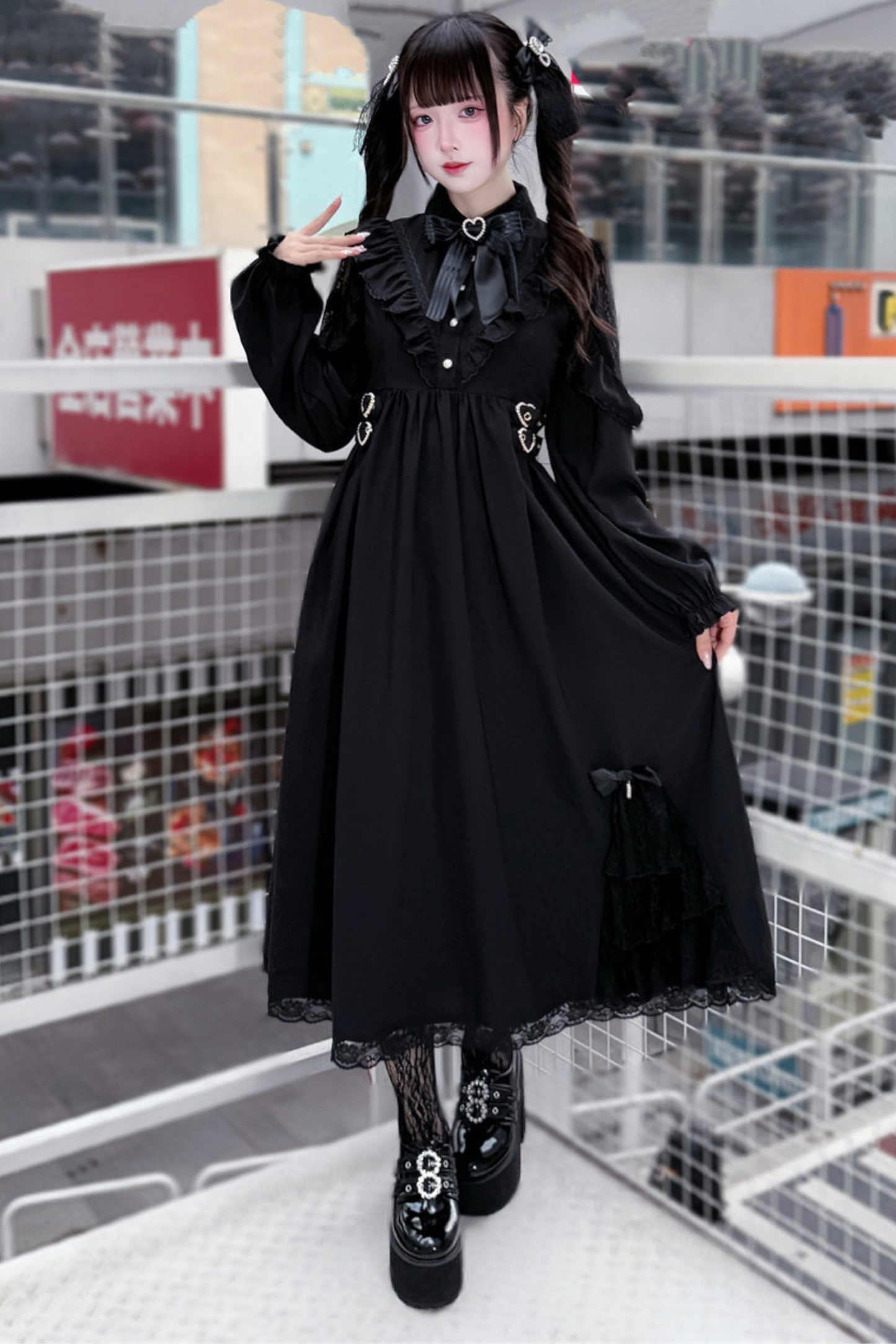 Elegantes langes dunkles schwarzes Kleid