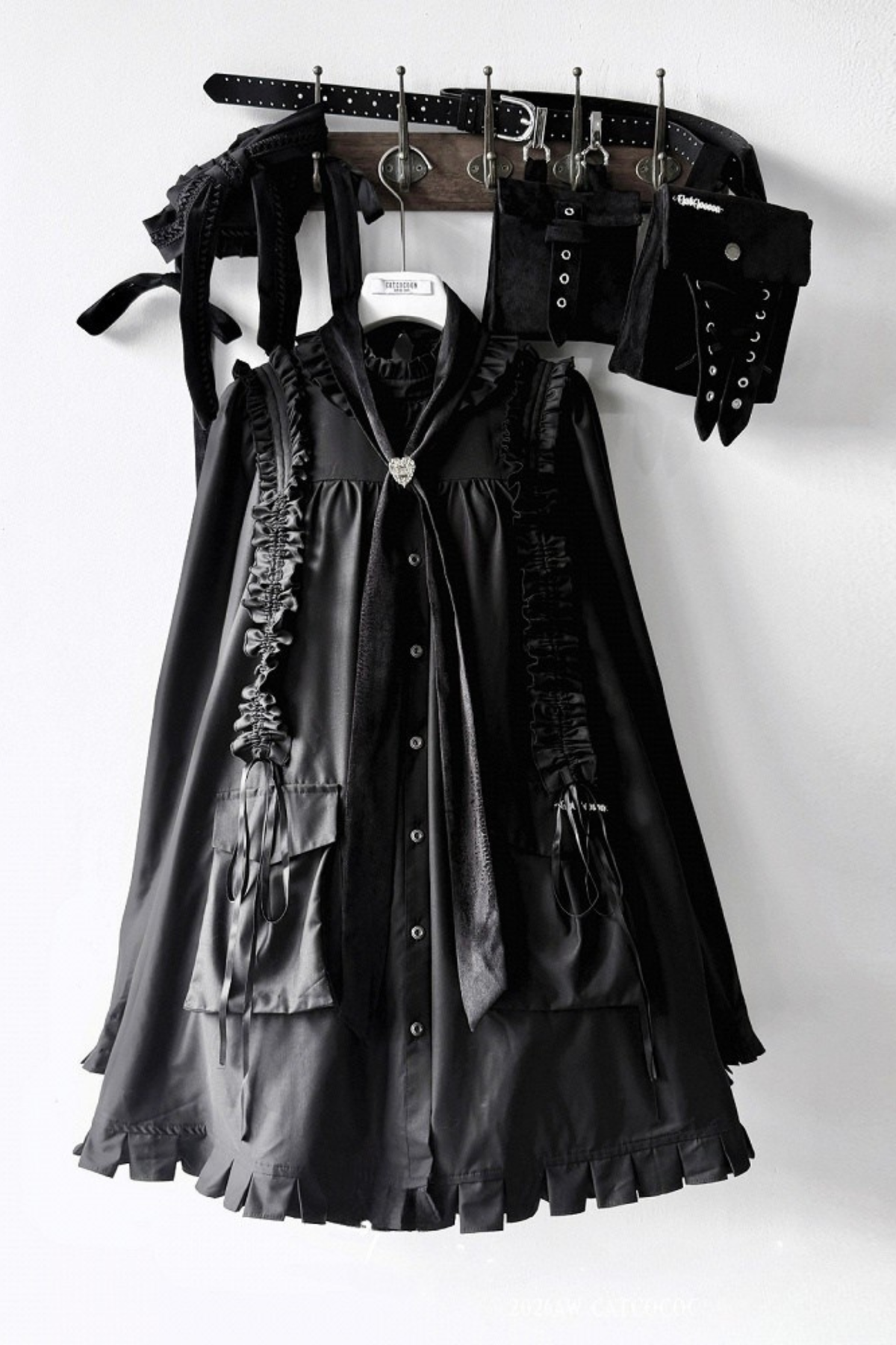 【11月6日予約締切】White/Black Gothic Lolita Drawstring Frill Strap Doll Dress